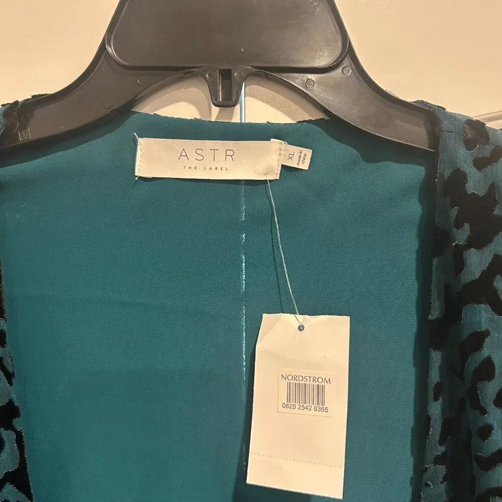 ASTR The Label Teal Leopard Wrap Blouse with Shoulder Pads Women’s Size XL - Picture 2 of 11